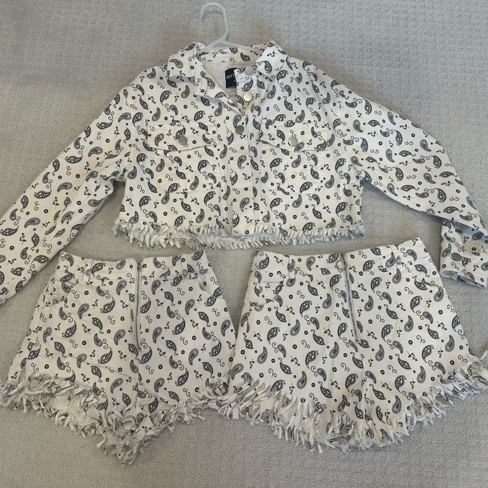 Kittenish White and Black Paisley Fringe Set